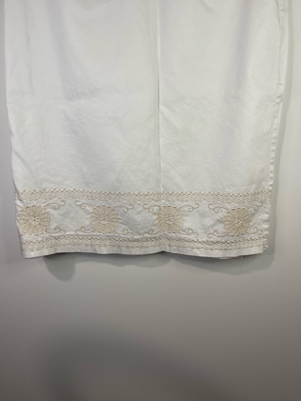 Tailor B. Moss White Pencil Skirt with Beige Embroidered Hemline - Picture 5 of 9